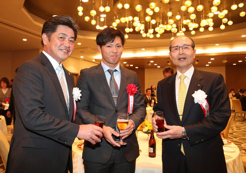 ウエルカムパーティーで乾杯する左から工藤公康監督、佐藤直樹、王貞治球団会長（撮影・梅根麻紀）