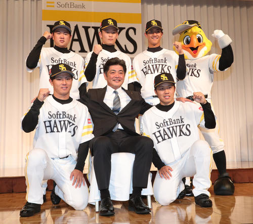 ソフトバンクの新入団選手は工藤監督（前列中央）と記念撮影に納まる。前列左から佐藤、1人おいて海野、後列左から津森、小林、柳町（撮影・梅根麻紀）