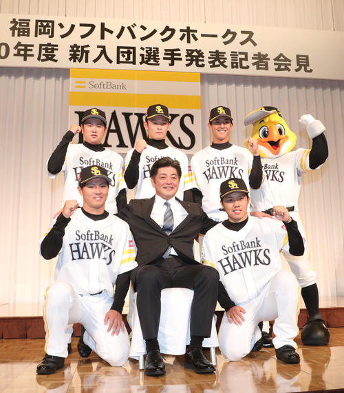 入団を発表したソフトバンクの新人選手。工藤公康監督を中心に、前列左は佐藤直樹、同右は海野隆司。後列は左から津森宥紀、小林珠維、柳町達（撮影・梅根麻紀）