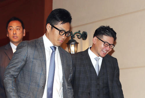 日本プロ野球選手会通常総会に出席する楽天則本（手前左）と会沢（右）（撮影・前田充）