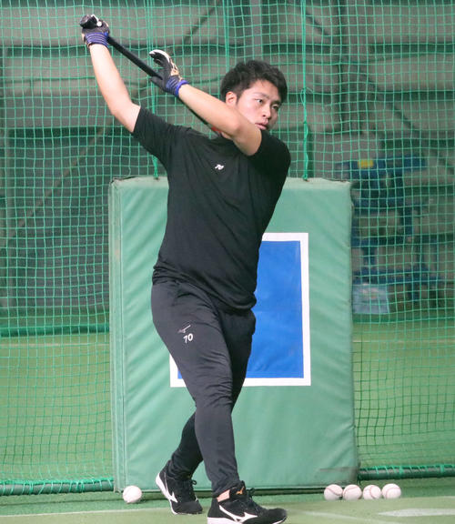 室内練習場で打撃練習をする日本ハム今井（撮影・山崎純一）