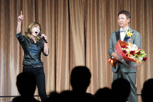 登場曲として使用した「翼の折れたエンジェル」を中村あゆみ（左）から生歌プレゼントを贈られ感慨深い表情を見せる立浪氏（撮影・森本幸一）