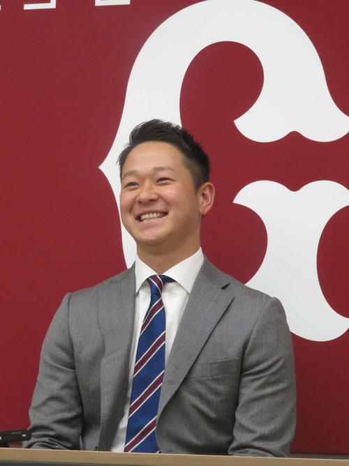 契約更改後に会見する巨人中川