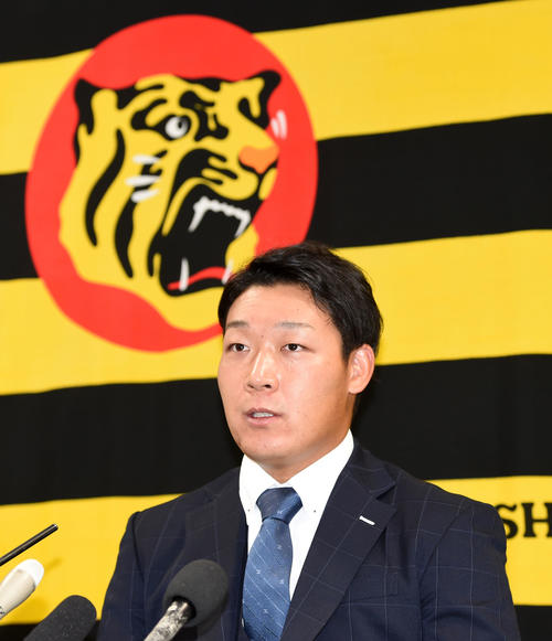 契約更改を終え会見する大山（撮影・前岡正明）