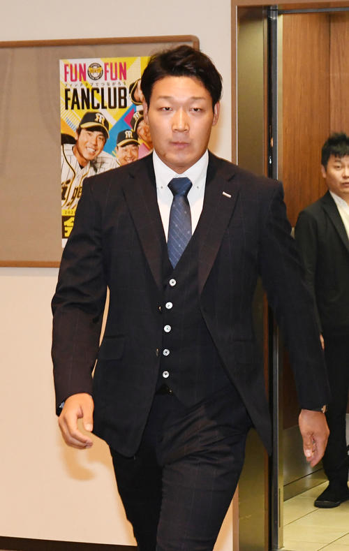 契約更改に向かう大山（撮影・前岡正明）
