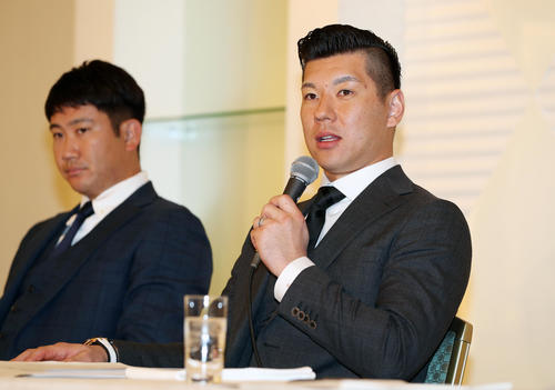 日本プロ野球選手会通常総会を終え会見を行う巨人炭谷。左は菅野（撮影・前田充）