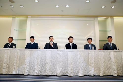 日本プロ野球選手会通常総会を終え会見を行う、左からソフトバンク中村晃、巨人菅野、炭谷、ソフトバンク松田宣、中日大島、楽天則本（撮影・前田充）