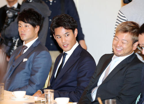 日本プロ野球選手会通常総会で談笑する阪神藤浪（中央）と西武森（右）。左は阪神中谷（撮影・前田充）