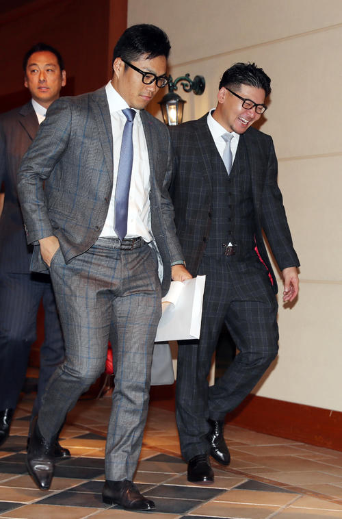 日本プロ野球選手会通常総会に出席する楽天則本（手前左）と会沢（右）（撮影・前田充）