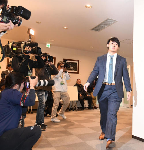 契約更改のため球団事務所に入る高山（撮影・前岡正明）