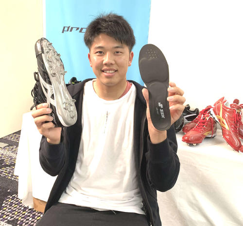 SSKプロスタッフ会議で新スパイクを披露する才木（撮影・只松憲）