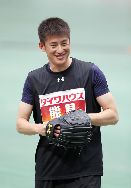 プロ野球NO．1決定戦「バトルスタジアム」の収録でピッチング対決で高得点を記録し笑顔を見せる阪神能見（撮影・前田充）