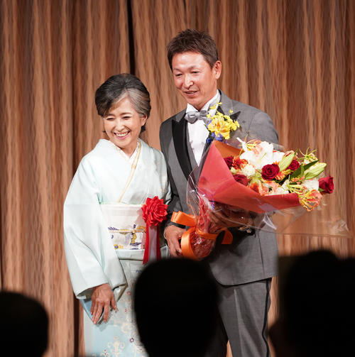 野球殿堂入りを祝う会で竹下景子（左）から花束を受け取る立浪和義氏（撮影・森本幸一）