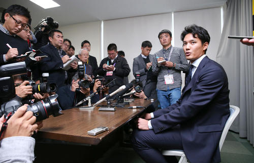 契約更改を終え報道陣に話す藤浪（撮影・上山淳一）