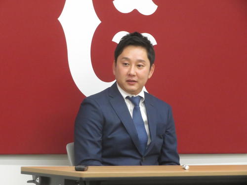 契約更改交渉を終え、会見する巨人野上（撮影・久保賢吾）