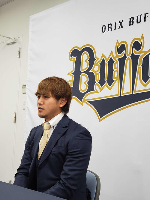 契約更改後の会見に臨むオリックス小田