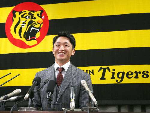契約更改を終え報道陣に話す近本光司（撮影・上山淳一）