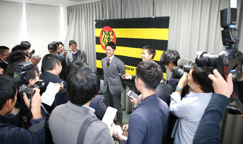 契約更改を終え大勢の報道陣に囲まれ話す近本光司（撮影・上山淳一）