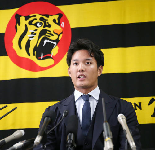 契約更改を終え報道陣に話す藤浪（撮影・上山淳一）
