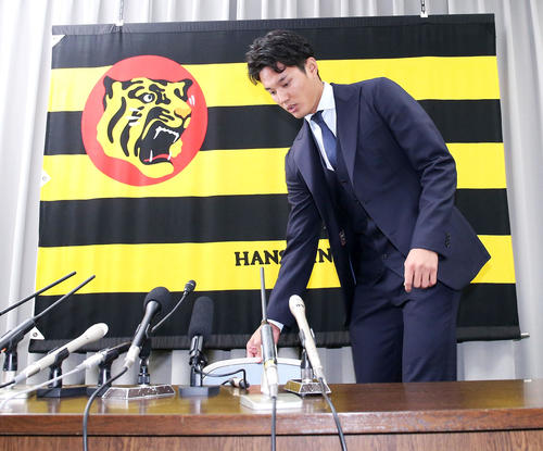 契約更改を終え取材の席に向かう藤浪（撮影・上山淳一）