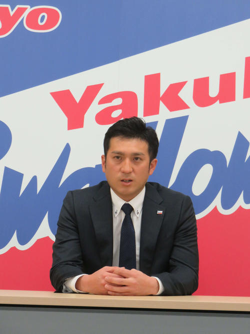契約更改会見に臨むヤクルト井野