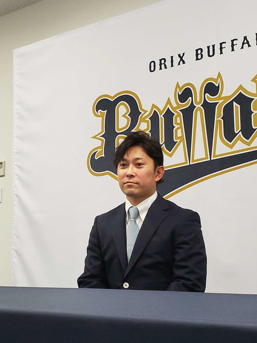 契約更改後の会見に臨むオリックス西野