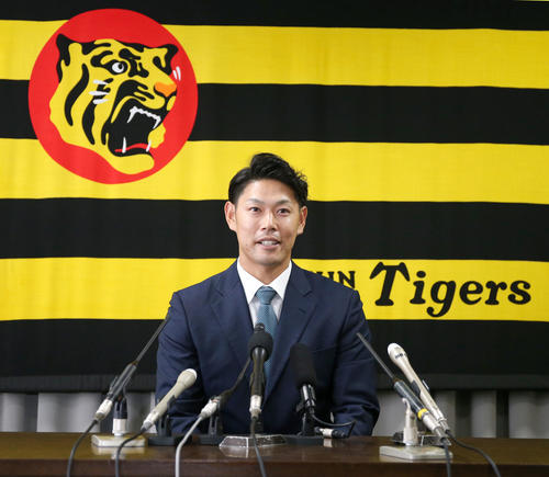 契約更改を終え報道陣に話す原口（撮影・上山淳一）
