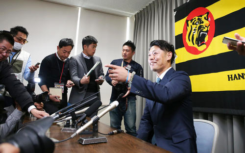 契約更改を終え報道陣に笑顔で話す原口（撮影・上山淳一）