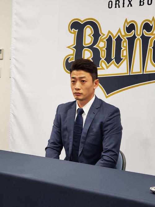 契約更改後の会見に臨むオリックス松井雅