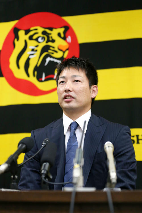 契約更改を終え報道陣に話す岩崎（撮影・上山淳一）
