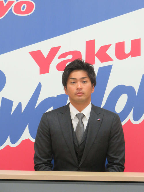 契約更改会見に臨むヤクルト田代