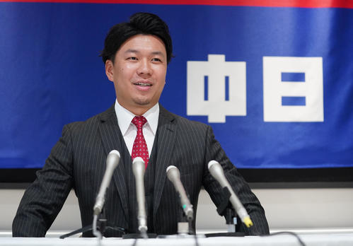契約更改を終え笑顔で会見する大野雄大（撮影・森本幸一）