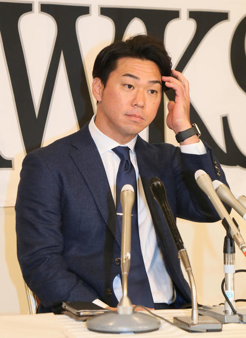 質問に答える長谷川勇也（撮影・栗木一考