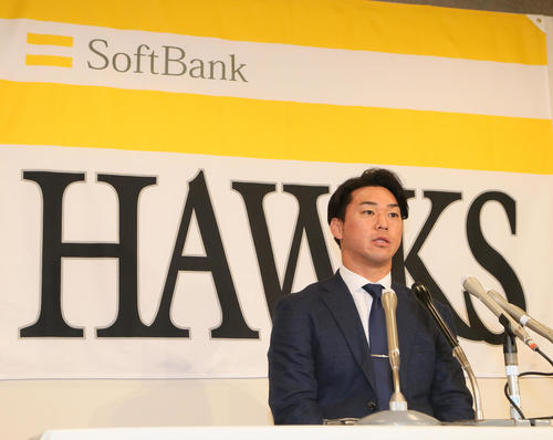 質問に答える長谷川勇也（撮影・栗木一考）
