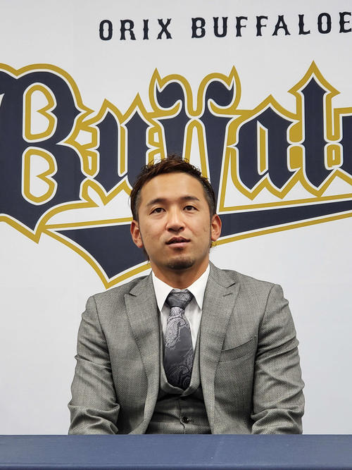 契約更改後の会見に臨むオリックス小島
