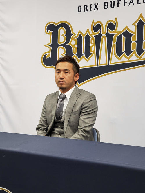 契約更改後の会見に臨むオリックス小島