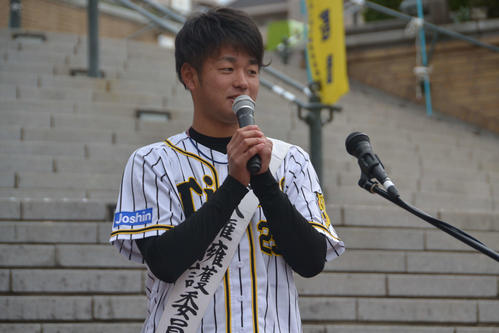 人権週間街頭キャンペーンで1日人権擁護委員を務めた阪神高橋遥人
