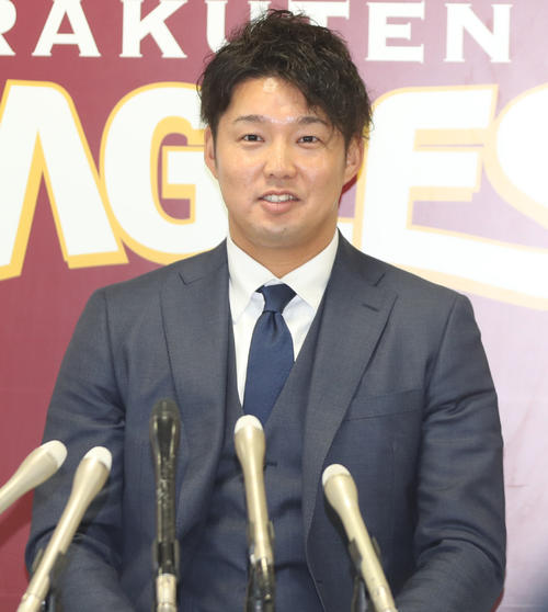 契約更改を終え会見する楽天森原（撮影・野上伸悟）