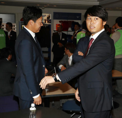 ミズノブランドアンバサダー会議で大山（左）らと談笑する高山（撮影・加藤哉）