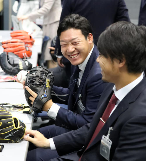 ミズノ社のブランドアンバサダーズミーティングでグラブを手に笑顔を見せる大山（撮影・加藤哉）