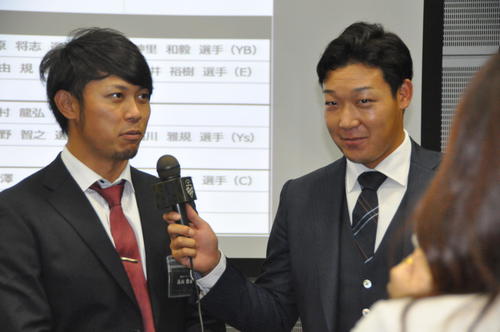「ミズノブランドアンバサダーズミーティング」恒例のリレーインタビューで阪神大山（右）は阪神高山にインタビューする