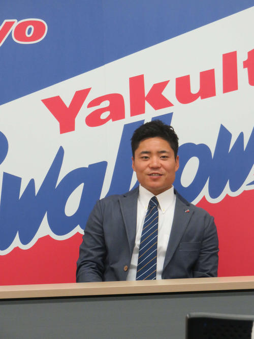 契約更改を終え、会見に臨むヤクルト中村
