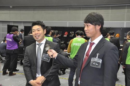 「ミズノブランドアンバサダーズミーティング」恒例のリレーインタビューで阪神高山（右）は日本ハム近藤にインタビューする