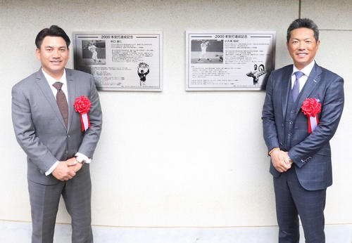 青学大に設置された「2000安打達成記念プレート」の除幕式に出席した小久保氏（右）とロッテ井口監督（撮影・久永壮真）