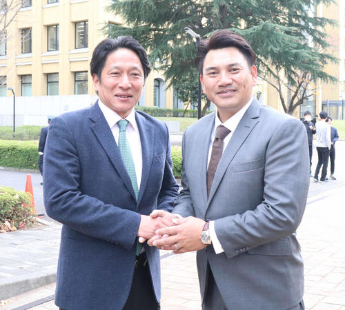 「2000本安打達成記念プレート」の除幕式に出席したロッテ井口監督（右）は青学大陸上競技部長距離ブロック監督の原氏と握手（撮影・久永壮真）日