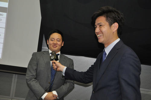 ミズノアンバサダーズミーティング恒例のリレーインタビューでソフトバンク高橋礼（右）は楽天松井にインタビューする
