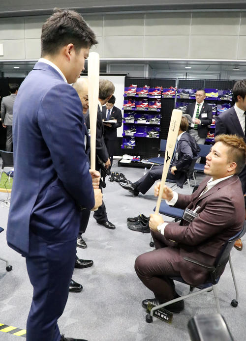 ミズノブランドアンバサダー会議に出席し村上（左）相手にバット談義をかわす山川（撮影・加藤哉）