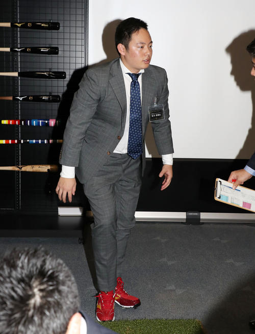 ミズノブランドアンバサダー会議に出席しスパイクなどの履き心地を確認する松井（撮影・加藤哉）