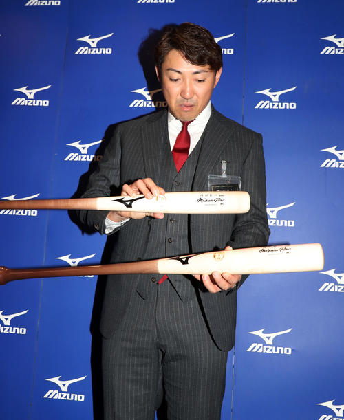 改良が加えられたバットを披露する内川（撮影・加藤哉）