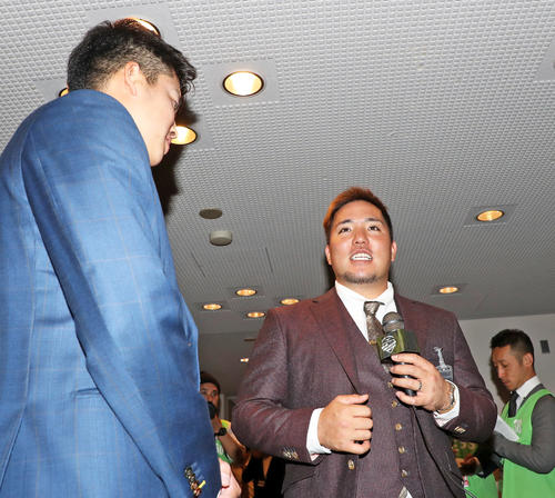 ヤクルト村上（左）にインタビューする西武山川（撮影・加藤哉）